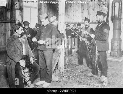 Prisonniers de Zossen fabriquant des chaussures de paille, photographie montre des prisonniers fabriquant des chaussures de paille au camp de prisonniers de guerre de Zossen, Wünsdorf, Zossen, Allemagne, pendant la première Guerre mondiale, 1915 février 24, Guerre mondiale, 1914-1918, négatifs en verre, 1 négatif : verre Banque D'Images