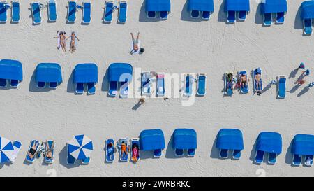 Clearwater Beach, Floride, États-Unis. 11 mars 2024. Capturer les vacances de printemps vibrantes de Clearwater Beach d'en haut ''' la perspective d'un drone révèle des rivages embrassés par le soleil, des foules animées et des joyeux spectateurs savourant la chaleur d'une journée de printemps parfaite. (Crédit image : © Walter G Arce Sr Grindstone Medi/ASP) USAGE ÉDITORIAL SEULEMENT! Non destiné à UN USAGE commercial ! Banque D'Images