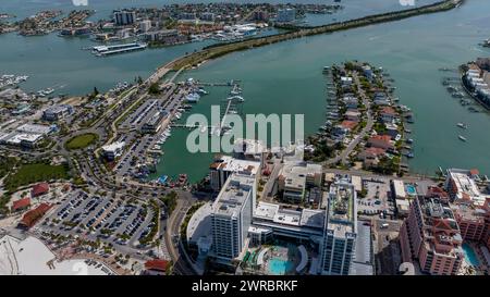 Clearwater Beach, Floride, États-Unis. 11 mars 2024. Capturer les vacances de printemps vibrantes de Clearwater Beach d'en haut ''' la perspective d'un drone révèle des rivages embrassés par le soleil, des foules animées et des joyeux spectateurs savourant la chaleur d'une journée de printemps parfaite. (Crédit image : © Walter G Arce Sr Grindstone Medi/ASP) USAGE ÉDITORIAL SEULEMENT! Non destiné à UN USAGE commercial ! Banque D'Images