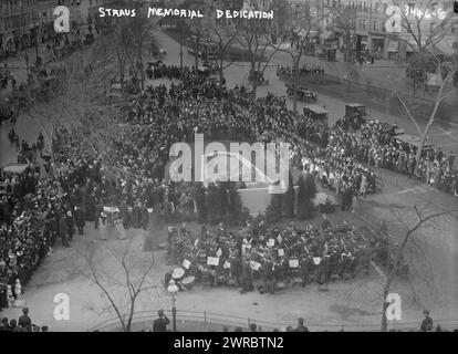 Dédicace du Straus Memorial, la photographie montre une vue aérienne du Straus Memorial Park à New York. Le mémorial et le parc ont été consacrés le 15 avril 1915, le troisième anniversaire de la mort d'Isidore et Ida Straus sur le Titanic., 1915 avril 15, négatifs en verre, 1 négatif : verre Banque D'Images