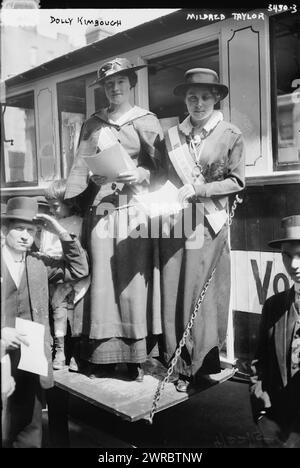 Dolly Kimbough, c'est-à-dire Kimbrough et Mildred Taylor, photographie montre les suffragistes Dolly Kimbrough et Mildred Taylor dans le fourgon suffrage, une plate-forme de haut-parleur mobile et une boutique promouvant le suffrage des femmes., 22 avril 1915, négatifs en verre, 1 négatif : verre Banque D'Images