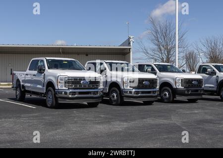 Plainfield - 10 mars 2024 : démonstration de camions poids moyen Ford chez un concessionnaire. Les camions Ford comprennent les F-250, F-350, F-450, F-550, F-650, F-600 et F-7 Banque D'Images