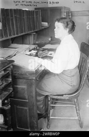 Kath. McGirr, Deaf, Dumb & Blind at Typewriter, photographie montre Katherine 'Katie' McGirr utilisant une machine à écrire pour transcrire des lettres écrites en braille., entre env. 1910 et env. 1915, sourds, 1910-1920, négatifs en verre, 1 négatif : verre Banque D'Images