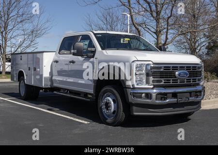 Plainfield - 10 mars 2024 : Ford F-450 4X4 cabine multiplace avec carrosserie utilitaire chez un concessionnaire. Ford propose le F350 dans les moteurs à essence ou diesel. MY:2024 Banque D'Images