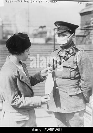 Respirateur pour les soldats britanniques, la photographie montre un soldat britannique portant un masque facial pour se protéger contre les gaz toxiques, debout avec une femme tenant un autre masque facial, pendant la première Guerre mondiale, entre 1914 et CA. 1915, Guerre mondiale, 1914-1918, négatifs en verre, 1 négatif : verre Banque D'Images