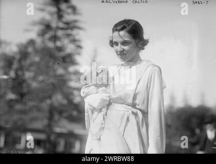 Château de MRS Vernon, photographie montre la danseuse de bal Irene (Foote) Castle (1893-1969) qui a enseigné et dansé avec son mari, Vernon Castle (1887-1918). MRS Castle tient son singe de Guinée française, Rastus., entre env. 1910 et env. 1915, négatifs en verre, 1 négatif : verre Banque D'Images