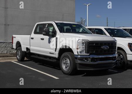 Plainfield - 10 mars 2024 : Ford F-350 SRW 4X4 cabine multiplace exposé chez un concessionnaire. La Ford F350 est disponible en version classique ou Supercrew. MY:20 Banque D'Images