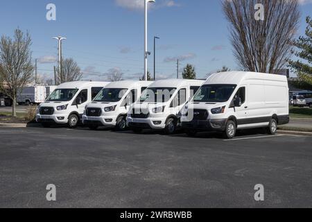 Plainfield - 10 mars 2024 : Ford transit Van exposé chez un concessionnaire. Le Ford transit est disponible en modèles cargo, à équipage et tourisme. Banque D'Images