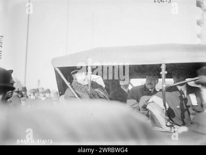 Bryan, 3/3/13, photographie montrant le politicien William Jennings Bryan (1860-1925) dans une voiture lors de l'investiture du président Woodrow Wilson, le 3 mars 1913. Bryan a été secrétaire d'État sous Wilson., 3/3/13, Glass Negative, 1 négatif : Glass Banque D'Images