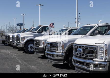 Plainfield - 10 mars 2024 : démonstration de camions poids moyen Ford chez un concessionnaire. Les camions Ford comprennent les F-250, F-350, F-450, F-550, F-650, F-600 et F-7 Banque D'Images