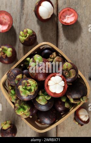 Mangosteen violet ou Garcinia mangostana ou Manggis. Connue sous le nom de Reine des fruits en Asie du Sud-est. Fruits tropicaux Banque D'Images