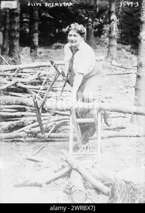 Olive Fremstad, photographie montre la chanteuse d'opéra suédoaméricaine Anna Olivia Rundquist (nom de scène, Olive Fremstad) (1871-1951) coupant du bois, probablement à sa propriété à Bridgton, dans le Maine, où elle a construit une maison d'été., 20 juillet 1915, négatifs en verre, 1 négatif : verre Banque D'Images