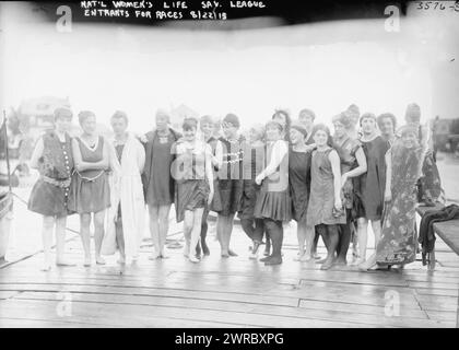 NAT'l Women's Life SAV. Participantes à la ligue pour les courses, 22/08/15, photographie montrant les participantes pour le concours annuel de la National Women's Life Saving League qui s'est tenu au pavillon de bain de Chisolm à Sheepshead Bay, Brooklyn, New York., 22/08/15, Glass Negatives, 1 négatif : verre Banque D'Images