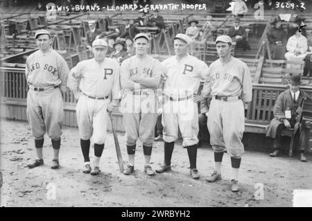 Duffy Lewis, Dutch Leonard, & Harry Hooper de Boston Al ; Ed Burns & Gavvy Cravath de Philadelphie NL (baseball), 1915, négatifs en verre, 1 négatif : verre Banque D'Images