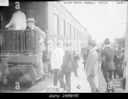 Wilson quittant Princeton, le 19/10/15, la photographie montre le président Woodrow Wilson (1856-1924) à bord d'un train à Princeton, New Jersey où il est allé voter en faveur de l'amendement au suffrage féminin le 19 octobre 1915., 19/10/15, Glass négatifs, 1 négatif : Glass Banque D'Images