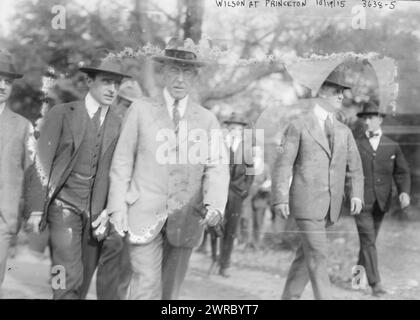 Wilson à Princeton, 10/15, photographie montre le président Woodrow Wilson (1856-1924) à Princeton, New Jersey où il est allé voter en faveur de l'amendement sur le suffrage féminin le 19 octobre 1915., 10/19/15, négatifs en verre, 1 négatif : verre Banque D'Images