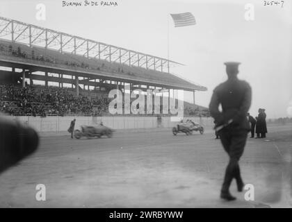 Burman & de Palma, photo montrant les pilotes Bob Burman et Ralph de Palma (1882-1956) sur la piste. Ralph de Palma a remporté le 500 d'Indianapolis en 1915, entre CA. 1910 et env. 1915, négatifs en verre, 1 négatif : verre Banque D'Images