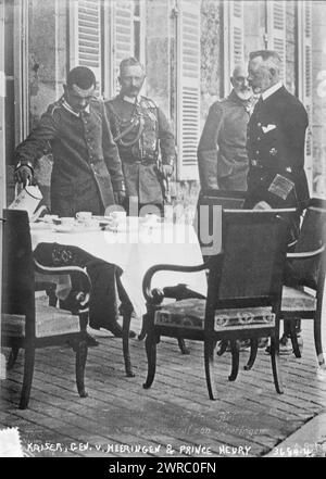 Kaiser, Gen. v. Heeringen & Prince Henry, photographie montre Guillaume II (1859-1941), Josias von Heeringen (1850-1926), Prince Henri de Prusse (1862-1929), et un homme non identifié versant du café., entre env. 1910 et env. 1915, négatifs en verre, 1 négatif : verre Banque D'Images