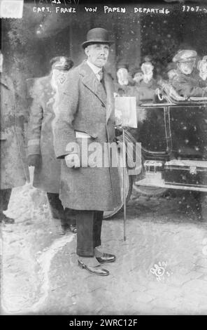 Départ du capitaine Franz von Papen, photographie montrant le noble allemand Franz von Papen (1879-1969) expulsé des États-Unis en décembre 1915 pour complicité présumée dans la planification du sabotage., 1915 Dec. 22, négatifs en verre, 1 négatif : verre Banque D'Images