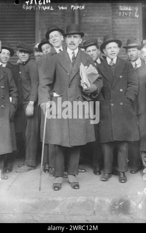 Capitaine Franz von Papen, photographie montre le noble allemand Franz von Papen (1879-1969) qui a été expulsé des États-Unis en décembre 1915 pour complicité présumée dans la planification de sabotage., entre env. 1910 et env. 1915, négatifs en verre, 1 négatif : verre Banque D'Images