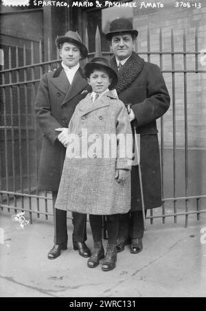 Spartaco, Mario et Pasquale Amato, photographie montre le chanteur italien d'opéra baryton Pasquale Amato (1878-1942) avec ses deux fils, Spartaco et Mario., 1915 Dec. 28, négatifs en verre, 1 négatif : verre Banque D'Images