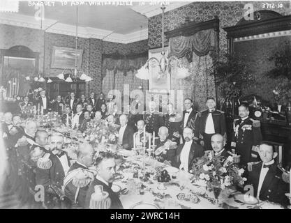 Banquet à l'amiral Winterhalter au Japon, photographie montrant l'amiral Albert Gustav Winterhalter (1856-1920), commandant en chef de la flotte asiatique des États-Unis de 1915 à 1917 (première rangée à table, face arrière), le vicomte du maréchal-amiral japonais Kato Tomosaburo (deuxième rangée à table, cinquième à droite) et d'autres lors d'un banquet au Japon., 1916 janvier 5, négatifs en verre, 1 négatif : verre Banque D'Images