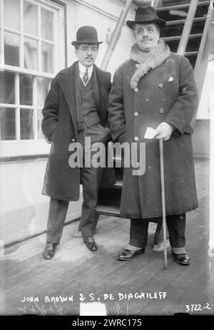 John Brown & S. de Diaghileff, photographie montre John Brown (1881-1967), contrôleur d'affaires du Metropolitan Opera et Serge Diaghilev du Ballet Russes à bord du paquebot français Lafayette arrivé à New York le 11 janvier 1911., 1916 janvier 11, négatifs en verre, 1 négatif : verre Banque D'Images