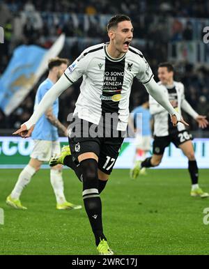 Rome, Italie. 11 mars 2024. Lorenzo Lucca d'Udinese célèbre son but lors d'un match de Serie A entre le Lazio et l'Udinese à Rome, Italie, le 11 mars 2024. Crédit : Alberto Lingria/Xinhua/Alamy Live News Banque D'Images