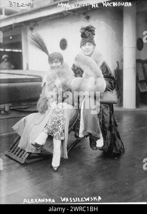Mme Valentine Kachouba, Alexandra Wassilewska, photographie montre Valentine Kachouba (à droite) et Alexandra Wassilewska (à gauche), danseuses avec le Ballet russe, probablement arrivant à New York sur le navire Lafayette le 11 janvier 1916., 1916 janvier 11, négatifs en verre, 1 négatif : verre Banque D'Images