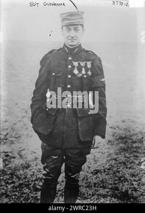 Le sergent Guynemar, c'est-à-dire Guynemer, la photographie montre Georges Guynemer (1894-1917), pilote de chasse français pendant la première Guerre mondiale, portant des médailles., entre env. 1915 et env. 1920, négatifs en verre, 1 négatif : verre Banque D'Images