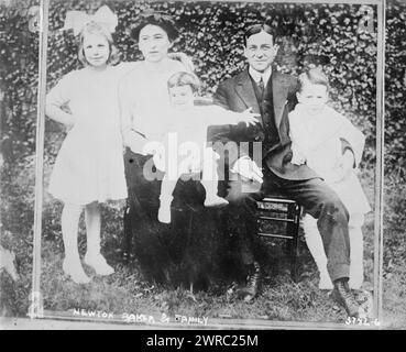 Newton Baker et sa famille, la photographie montre Newton D. Baker qui a servi comme secrétaire à la Guerre sous le président Woodrow Wilson de 1916 à 1921, avec son épouse Elizabeth Wells Leopold Baker et leurs enfants., entre CA. 1915 et env. 1920, négatifs en verre, 1 négatif : verre Banque D'Images