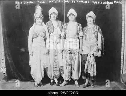 En costume : Ruth Deming, Helen Watson, Dorothy Thurston, Kathleen Dunn, entre env. 1915 et env. 1920, négatifs en verre, 1 négatif : verre Banque D'Images