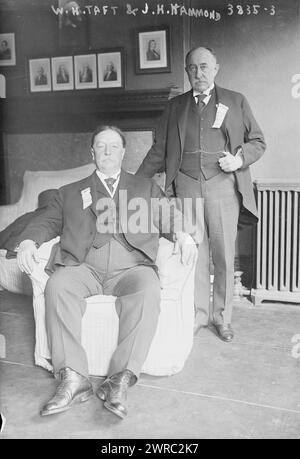 W.H. Taft & J.H. Hammond, la photographie montre l'ancien président William Howard Taft, assis, qui a démissionné de son poste de président honoraire de la Ligue mondiale de la Cour en janvier 1917. Derrière lui se tient John Hays Hammond (1855-1936)., entre env. 1915 et env. 1920, négatifs en verre, 1 négatif : verre Banque D'Images