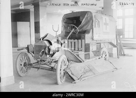 Ambulance de la Croix-Rouge française, photographie montrant une ambulance épave au Bazar allié, Grand Central Palace, New York City, juin 1916., 1916, négatifs en verre, 1 négatif : verre Banque D'Images