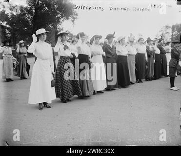 Perçage des suffragettes, Chicago, photographies montrent des suffragettes défilant à Chicago, en dehors de la Convention nationale républicaine., 1916 juin, négatifs en verre, 1 négatif : verre Banque D'Images