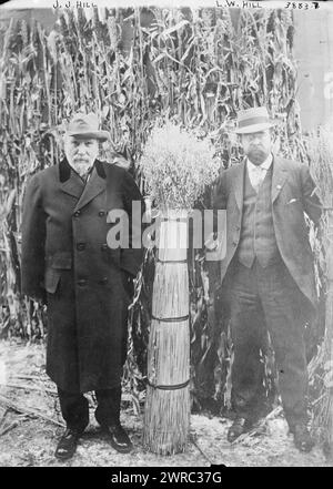 J.J. Hill & L.W. Hill, photographie montrant père et fils dirigeants de chemin de fer James Jerome Hill (1838-1916) et Louis Warren Hill (1872-1948) posant dans un champ de maïs avec des gerbes de blé., entre env. 1910 et env. 1916, négatifs en verre, 1 négatif : verre Banque D'Images