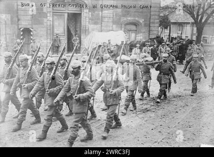 Enterrement d'un officier français dans un camp de prisonniers allemand, la photographie montre des soldats transportant un officier français mort sur une portée dans un camp de prisonniers allemand pendant la première Guerre mondiale, entre env. 1915 et 1916, Guerre mondiale, 1914-1918, négatifs en verre, 1 négatif : verre Banque D'Images