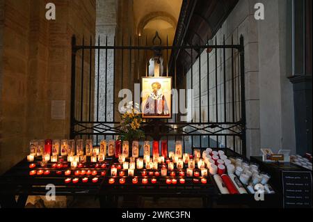 Sanctuaire allumé aux chandelles de Saint Saturnin (Sernin), le premier évêque de Toulouse, dans la basilique de Saint-Sernin, France Banque D'Images