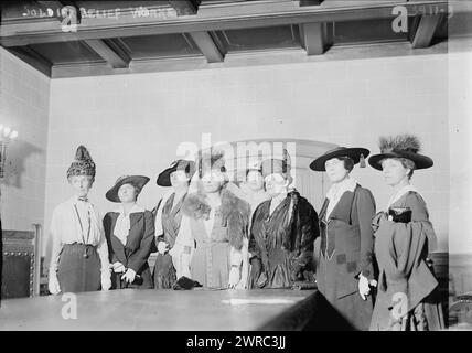 Soldier relief Workers, photographie montre des membres du Service auxiliaire actif de la Garde nationale de New York, créé en 1916 et organisé par MRS Cornelius Vanderbilt (Grace Wilson Vanderbilt). La photographie inclut MM. John F. (Janet Holmes) O'Ryan (1882-1958), MM. Edward Olmstead, MM. Fred M. Waterbury (Marty Blackmur Waterbury), Oliver Bridgman, MM. Fred E. Humphries (Myrtle Lee Humphries). Les femmes de chaque côté sont probablement MRS William S. (Emilie Reinhart) Terriberry (1876-1948) et MRS William Whitehead Ladd., entre env. 1915 et env. 1920, négatifs en verre Banque D'Images