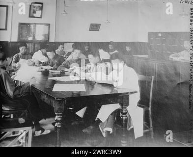 Salle de lecture de l'Université de Nankin (presbytérien), la photographie montre la salle de lecture de la bibliothèque à l'Université de Nankin, Nankin (Nanjing), Chine., CA. 1926, négatifs en verre, 1 négatif : verre Banque D'Images