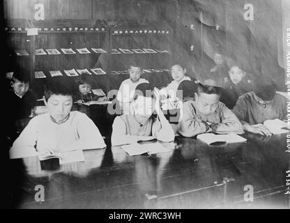 Salle de lecture pour enfants Nanking Univ'y, photographie montre la salle de lecture pour enfants à la bibliothèque de l'Université de Nankin, Nankin (Nanjing), Chine., entre CA. 1915 et env. 1920, négatifs en verre, 1 négatif : verre Banque D'Images