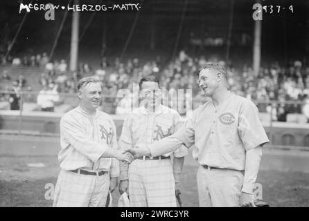 John McGraw & Buck Herzog, New York NL, et Christy Mathewson, Cincinnati NL (baseball), 1916., négatifs en verre, 1 négatif : verre Banque D'Images