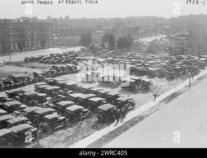 Auto's garé à Ebbets Field, 1916, négatifs en verre, 1 négatif : verre Banque D'Images