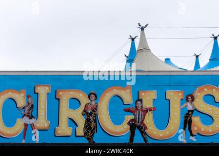 Signe pour Circus Vazquez avec des artistes de cirque dessus, la grande tente supérieure en arrière-plan, McAllen, comté de Hidalgo, Texas, États-Unis. Banque D'Images