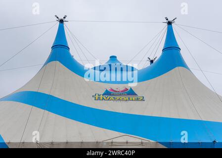 Gros plan de tente de cirque grand haut rayé bleu et blanc pour Circus Vazquez, McAllen, comté de Hidalgo, Texas, États-Unis. Banque D'Images