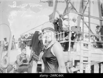 Josephine Bartlett, photographie montre la nageuse Josephine Barlett pendant le carnaval de l'eau du Jamaica Bay Yacht Club à Holland, Rockaway Beach, New York, le 20 août 1916., 20 août 1916, négatifs en verre, 1 négatif : verre Banque D'Images