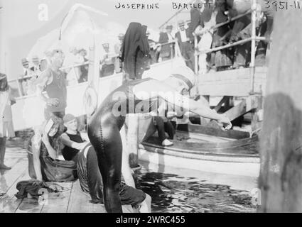 Josephine Bartlett, photographie montre la nageuse Josephine Bartlett pendant le carnaval de l'eau du Jamaica Bay Yacht Club à Holland, Rockaway Beach, New York, le 20 août 1916., 20 août 1916, négatifs en verre, 1 négatif : verre Banque D'Images