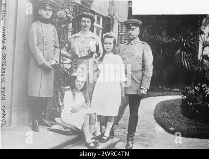 Grand-Duc Oldenbourg et famille, photographie montre Frédéric-Auguste II, Grand-Duc d'Oldenbourg et la Duchesse Elisabeth Alexandrine de Mecklembourg-Schwerin avec leurs enfants Nicolas Frédéric-Guillaume, Altbourg Marie Mathilde Olga et Ingeborg Alix., entre env. 1915 et env. 1920, négatifs en verre, 1 négatif : verre Banque D'Images