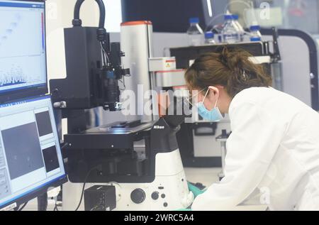 HANGZHOU, CHINE - 7 MARS 2024 - Un chercheur regarde les résultats de l'analyse des protéines sur une plate-forme d'analyse du protéome monocellulaire entièrement automatisée à Banque D'Images