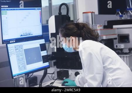 HANGZHOU, CHINE - 7 MARS 2024 - Un chercheur regarde les résultats de l'analyse des protéines sur une plate-forme d'analyse du protéome monocellulaire entièrement automatisée à Banque D'Images